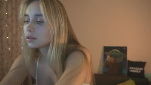Snapshot of 2girls_1dream chatting on January 10, 7:32 pm Elley online show from January 10, 7:32 pm