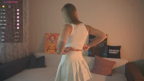 Snapshot of 2girls_1dream chatting on March 7, 8:56 am Elley online show from March 7, 8:56 am