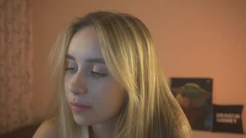 Snapshot of 2girls_1dream chatting on February 25, 8:00 pm Elley online show from February 25, 8:00 pm