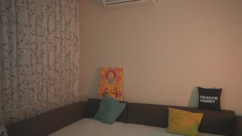 Snapshot of 2girls_1dream chatting on December 19, 4:24 pm Elley online show from December 19, 4:24 pm