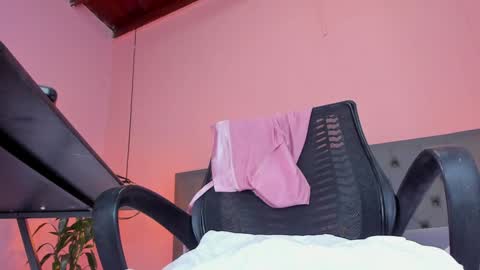 Snapshot of _aline_hall chatting on February 4, 2:32 pm Alline Hall online show from February 4, 2:32 pm