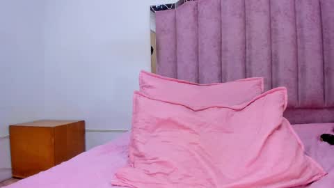 Snapshot of _aniisha_ chatting on March 11, 10:42 pm Any online show from March 11, 10:42 pm