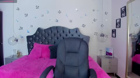 Snapshot of _antonnela_ chatting on February 4, 1:48 pm antonnela online show from February 4, 1:48 pm