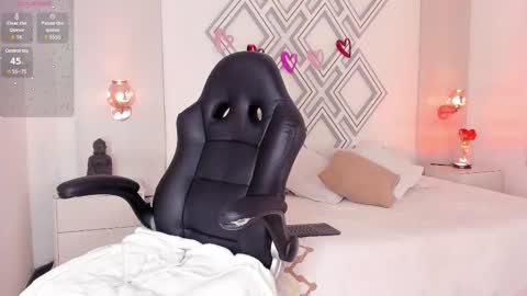 Snapshot of _curly_girl_ chatting on February 12, 7:56 pm online show from February 12, 7:56 pm