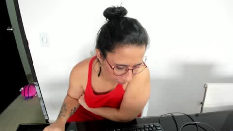 Emma online show from December 5, 6:39 pm