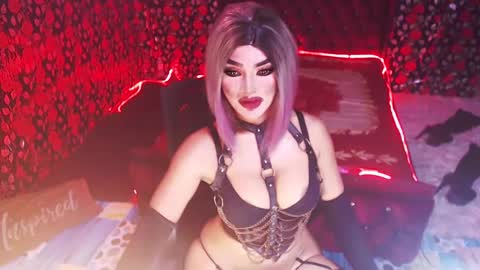 Snapshot of _hailyourqueenx chatting on December 2, 10:07 pm GoDDess Chloe online show from December 2, 10:07 pm