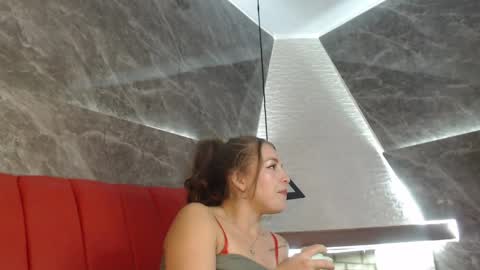 Snapshot of _isaabellaa chatting on February 11, 5:29 pm Isa online show from February 11, 5:29 pm