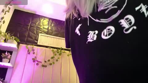 Snapshot of _johana18 chatting on January 11, 2:15 pm Mia online show from January 11, 2:15 pm