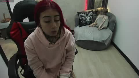 Snapshot of _selene_red chatting on February 18, 12:28 pm Selene online show from February 18, 12:28 pm