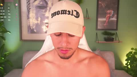 Snapshot of aaronfox_ chatting on February 13, 12:21 pm AARON online show from February 13, 12:21 pm