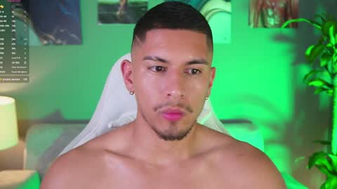Snapshot of aaronfox_ chatting on January 24, 12:52 am AARON online show from January 24, 12:52 am