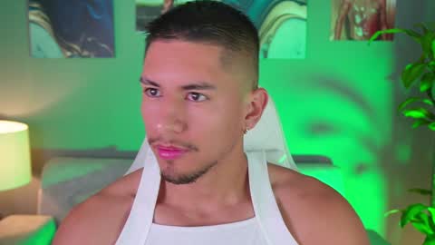 Snapshot of aaronfox_ chatting on January 26, 11:50 am AARON online show from January 26, 11:50 am
