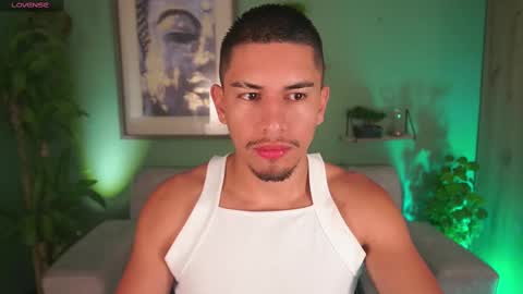 Snapshot of aaronfox_ chatting on February 24, 9:43 am AARON online show from February 24, 9:43 am