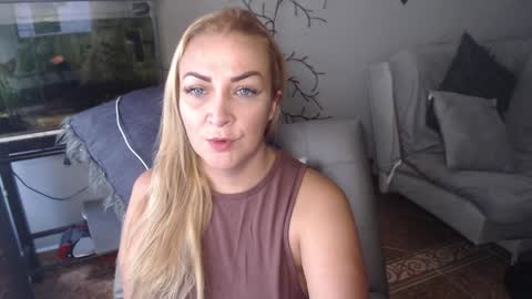 Snapshot of adrianapdes chatting on January 28, 12:43 pm Adriana Paredes online show from January 28, 12:43 pm