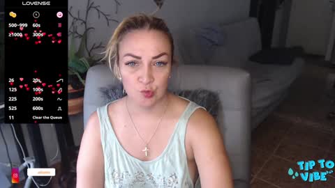 Snapshot of adrianapdes chatting on January 21, 1:00 pm Adriana Paredes online show from January 21, 1:00 pm