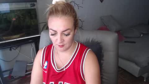 Snapshot of adrianapdes chatting on February 4, 1:06 pm Adriana Paredes online show from February 4, 1:06 pm