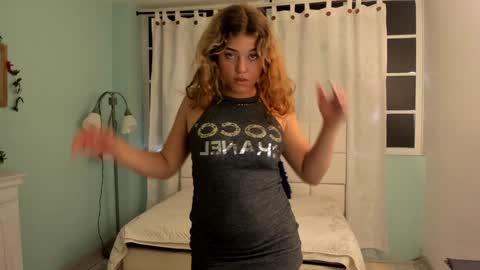 Snapshot of alaia_greyy chatting on February 4, 2:32 pm Alaia online show from February 4, 2:32 pm