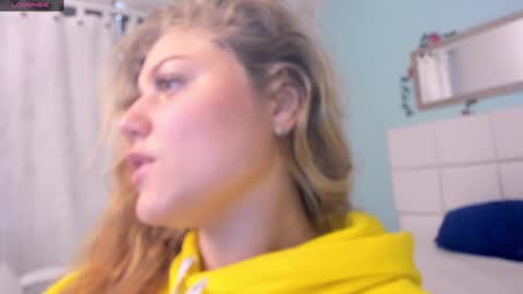 Snapshot of alaia_greyy chatting on February 27, 4:32 pm Alaia online show from February 27, 4:32 pm