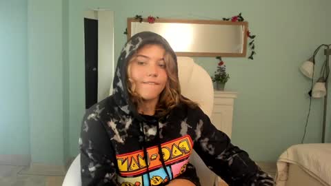 Snapshot of alaia_greyy chatting on February 3, 1:51 pm Alaia online show from February 3, 1:51 pm