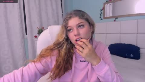 Snapshot of alaia_greyy chatting on February 28, 1:14 pm Alaia online show from February 28, 1:14 pm