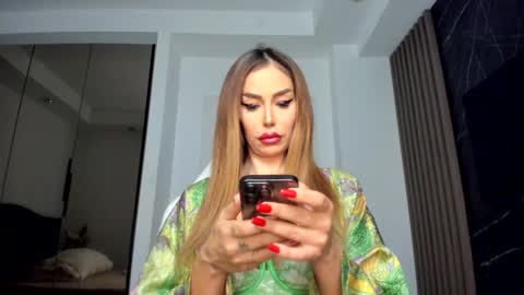 Snapshot of alessa_burns chatting on February 2, 2:27 am Alessa online show from February 2, 2:27 am