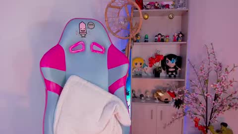 Snapshot of alexa_grey_1 chatting on January 22, 5:06 pm alexa online show from January 22, 5:06 pm