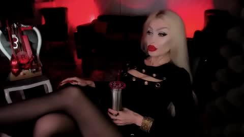 Snapshot of alfa_female chatting on September 15, 9:05 pm AlfaFemale online show from September 15, 9:05 pm