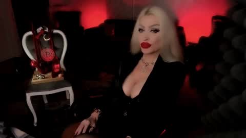Snapshot of alfa_female chatting on December 20, 12:19 am AlfaFemale online show from December 20, 12:19 am