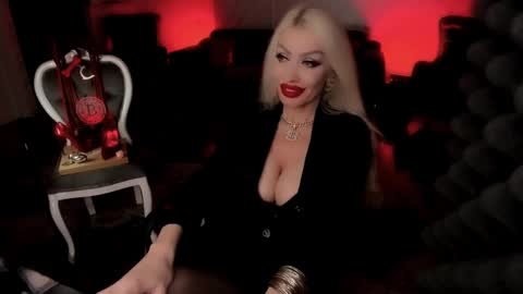 Snapshot of alfa_female chatting on December 20, 7:22 am AlfaFemale online show from December 20, 7:22 am
