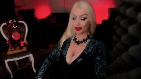 Snapshot of alfa_female chatting on December 24, 10:44 am AlfaFemale online show from December 24, 10:44 am