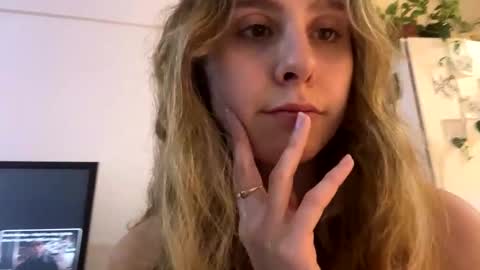 Snapshot of alfil23 chatting on September 22, 12:37 am Diego Bishop online show from September 22, 12:37 am