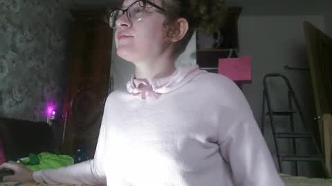 Snapshot of alice_peach chatting on February 13, 11:17 am bigclit daddy squirt bigdildo fit online show from February 13, 11:17 am