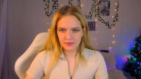 Snapshot of alicecaseyy chatting on December 1, 11:40 pm AliceCasey online show from December 1, 11:40 pm