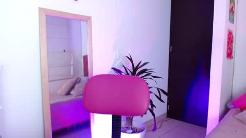 Snapshot of alissesallie_ chatting on January 19, 11:10 pm alissesallie_ online show from January 19, 11:10 pm