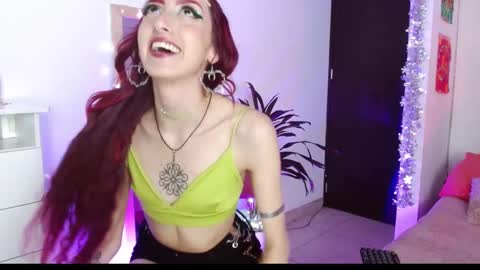 Snapshot of alissesallie_ chatting on January 7, 12:45 am alissesallie_ online show from January 7, 12:45 am