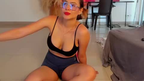 Snapshot of allysonfreeman21 chatting on September 19, 4:54 pm Ally colombiana nice bigBoobs boobs latina online show from September 19, 4:54 pm