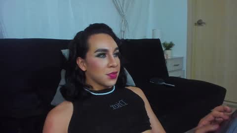 Snapshot of alonehazel chatting on February 4, 7:29 am Hazel Bowie online show from February 4, 7:29 am