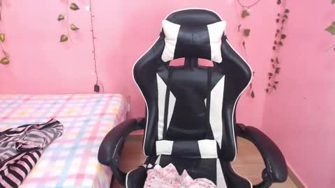 Snapshot of ambel_rose chatting on February 13, 11:37 pm ambel_rose online show from February 13, 11:37 pm