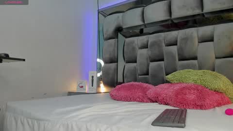 Snapshot of amy_bubble chatting on January 21, 5:30 pm Bel online show from January 21, 5:30 pm
