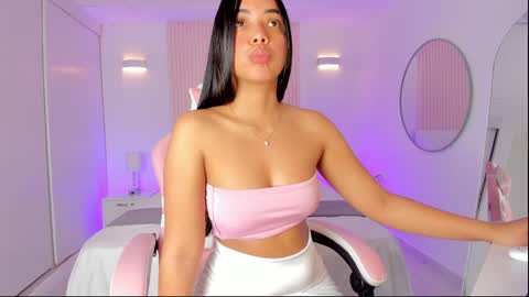 Snapshot of amy_medina_ chatting on December 21, 2:25 pm Emily online show from December 21, 2:25 pm