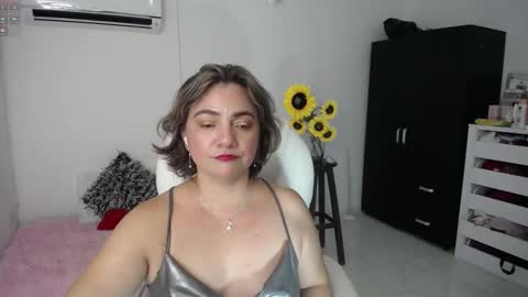 Snapshot of ana_hotmilf chatting on February 19, 2:33 am Ana online show from February 19, 2:33 am