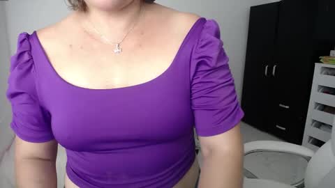 Snapshot of ana_hotmilf chatting on January 28, 11:17 am Ana online show from January 28, 11:17 am
