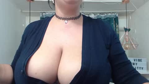 Snapshot of andrahart_ chatting on February 23, 1:53 pm AndraHart online show from February 23, 1:53 pm