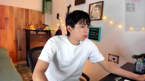 Snapshot of andy_guez_11 chatting on January 18, 10:06 am andy_guez_11 online show from January 18, 10:06 am