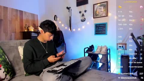 Snapshot of andy_guez_11 chatting on December 17, 1:05 pm andy_guez_11 online show from December 17, 1:05 pm