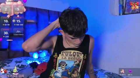 Snapshot of angelocute_ chatting on December 28, 3:37 am Angelo I work from home this is my room online show from December 28, 3:37 am