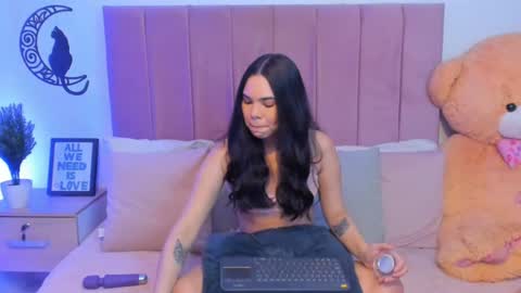 Snapshot of angiegriffin chatting on February 8, 9:56 am Milo ---- online show from February 8, 9:56 am