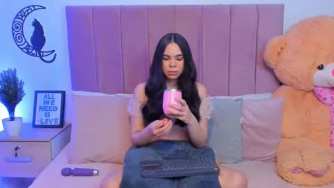 Snapshot of angiegriffin chatting on February 19, 3:39 am Milo ---- online show from February 19, 3:39 am