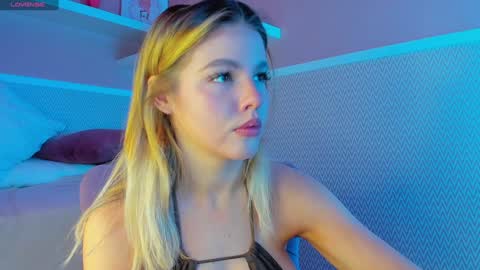 Snapshot of anna_robinson chatting on February 7, 1:25 am Anna online show from February 7, 1:25 am