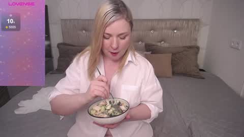 Snapshot of annacherri chatting on February 3, 8:13 am AnnaCherri online show from February 3, 8:13 am